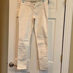 Hollister white jean jeggings.NWT. Size 7R W28/L29